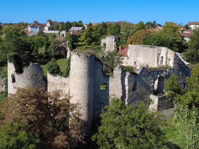 achat vente Ruines majestueuses médiévales et son logis a vendre ISMH Charroux , à proximité, 32km Vichy, 12km A71 ALLIER AUVERGNE