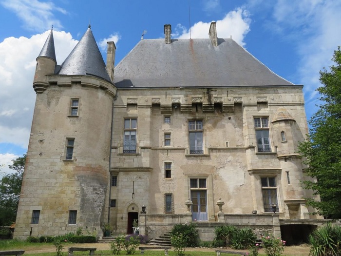 achat vente Château Médiéval a vendre  ISMH , maison annexe Gannat , à proximité, au cœur de son parc PUY DE DOME AUVERGNE