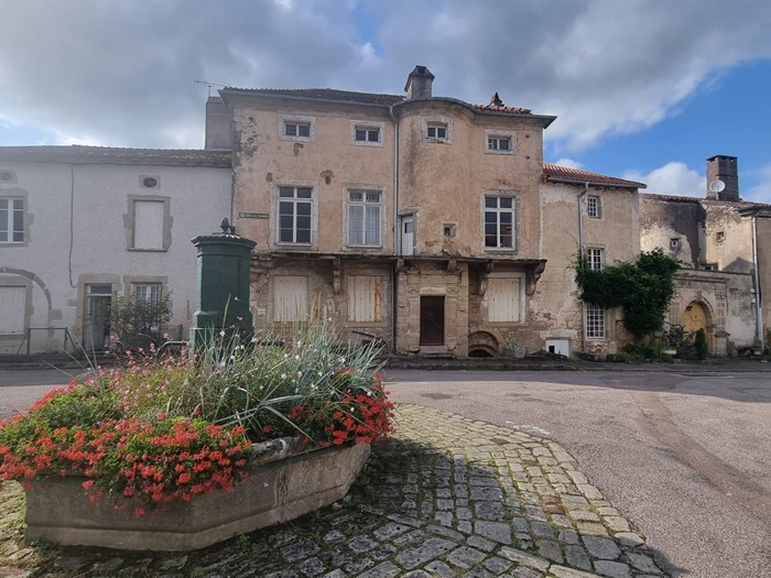 achat vente Hôtel Particulier Renaissance a vendre  inscrit Monument Historique , grande grange Bourbonne-les-Bains , dans un village Renaissance VOSGES LORRAINE