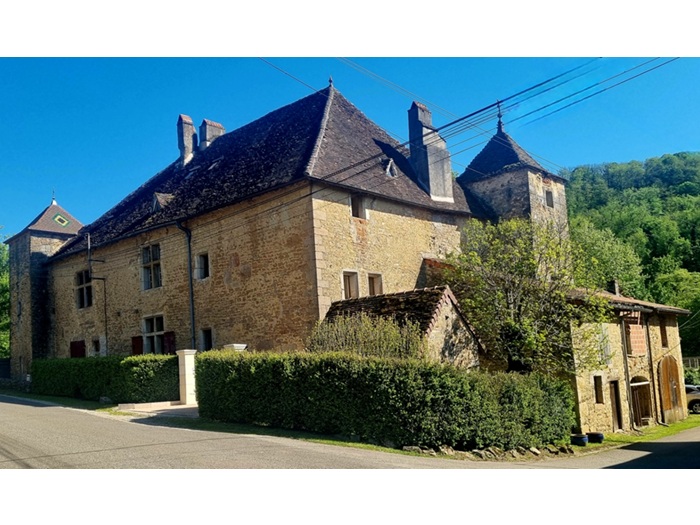 achat vente Ancienne Maison-Forte Médiévale a vendre  à finir de restaurer , dépendances Lons-le-Saunier , à 20 mn, à 10 mn A39, en bordure d'un village JURA FRANCHE COMTE