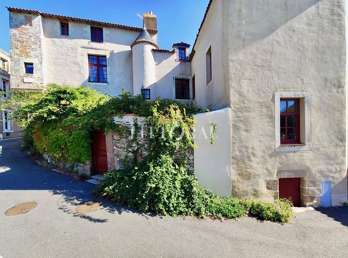 achat vente Logis Médiéval a vendre , dit Maison des Tourelles  Beaupréau , entre Angers, Cholet et Nantes MAINE ET LOIRE PAYS DE LA LOIRE