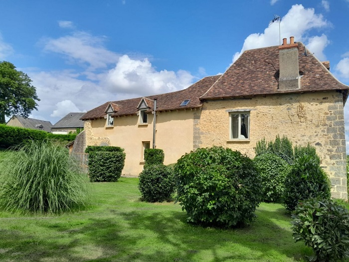 achat vente Maison forte Médiévale a vendre  , dépendances, piscine Proche La Châtre  INDRE CENTRE