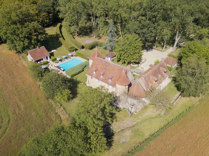 achat vente Ancienne Capitainerie Médiévale a vendre  en parfait état , dépendances, piscine Berry  INDRE CENTRE