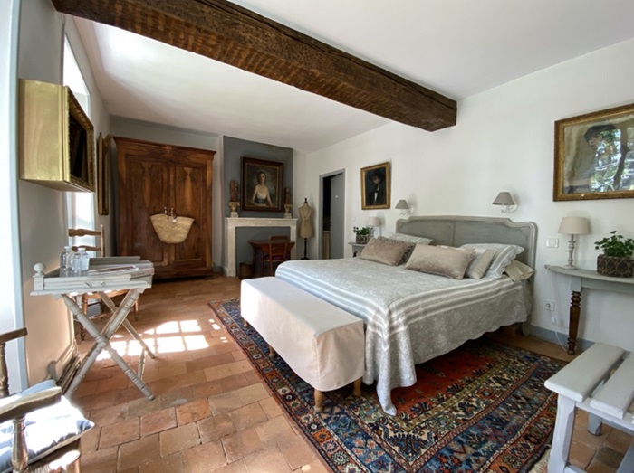achat vente Ancienne Capitainerie Médiévale a vendre  en parfait état , dépendances, piscine Berry  INDRE CENTRE
