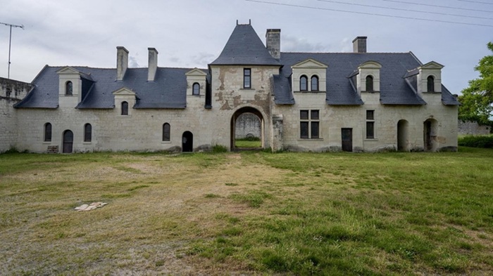 achat vente Maison forte Renaissance a vendre  classée Monument Historique , dépendances Saumur , à proximité, au cœur de son parc MAINE ET LOIRE PAYS DE LA LOIRE