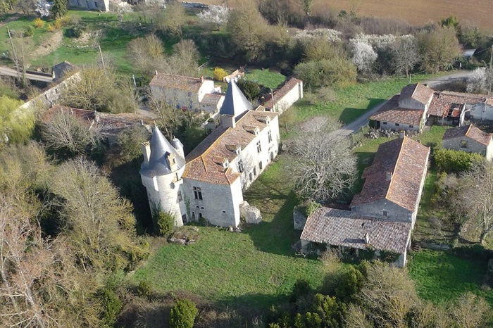 achat vente Forteresse Médiévale a vendre  ISMH à restaurer , dépendances, 2 maisons XXème, châtelet, douves Fontenay-le-Comte , à 13 Km, 45 Km de la Rochelle, limites du marais Poitevin VENDEE PAYS DE LA LOIRE