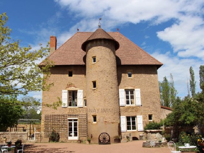 achat vente Château Médiéval a vendre  , dépendances, pigeonnier Pouilly sous Charlieu , à 1h20 de Lyon LOIRE RHONE ALPES