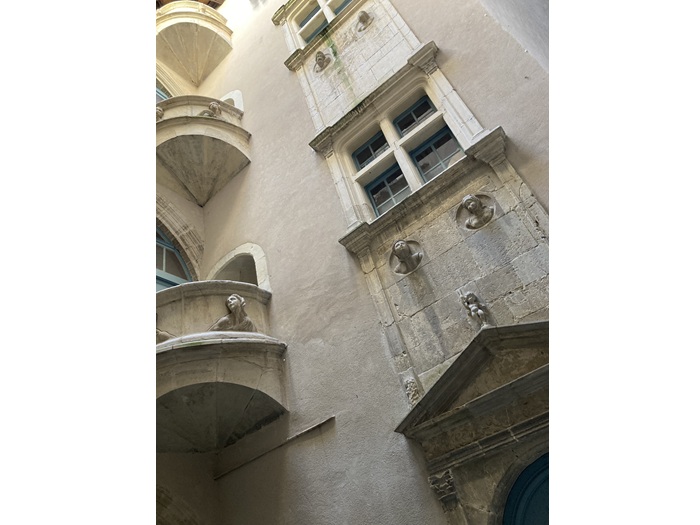 achat vente Immeuble médiéval a vendre  classé Monument Historique , belle cave voutée haute et vaste Villefranche-de-Rouergue , au cœur de la bastide médiévale AVEYRON MIDI PYRENEES