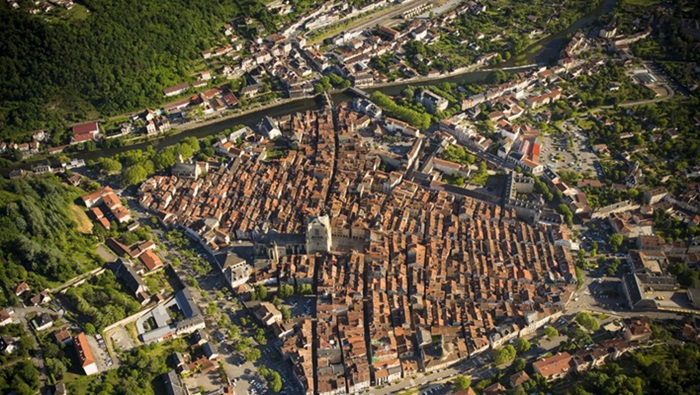achat vente Immeuble médiéval a vendre  classé Monument Historique , belle cave voutée haute et vaste Villefranche-de-Rouergue , au cœur de la bastide médiévale AVEYRON MIDI PYRENEES