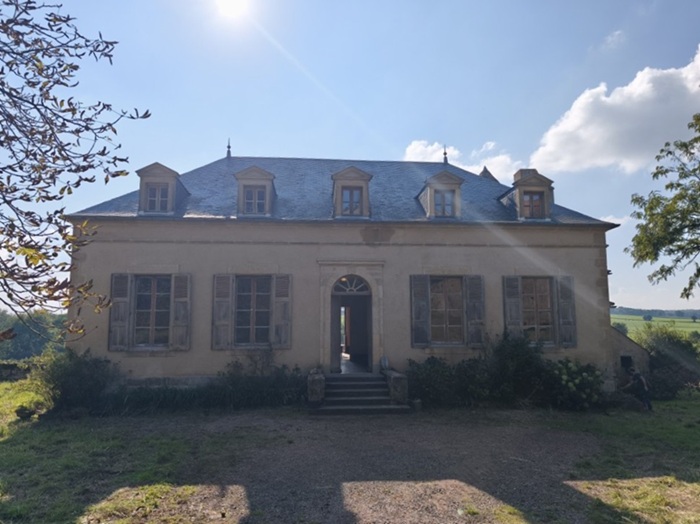 achat vente Tour Médiévale et Logis  a vendre  en grande partie restaurée , dépendances, colombier XVième Montigny-sur-Canne , position dominante NIEVRE BOURGOGNE