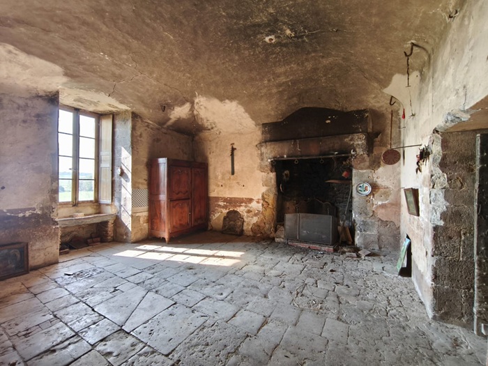achat vente Tour Médiévale et Logis  a vendre  en grande partie restaurée , dépendances, colombier XVième Montigny-sur-Canne , position dominante NIEVRE BOURGOGNE