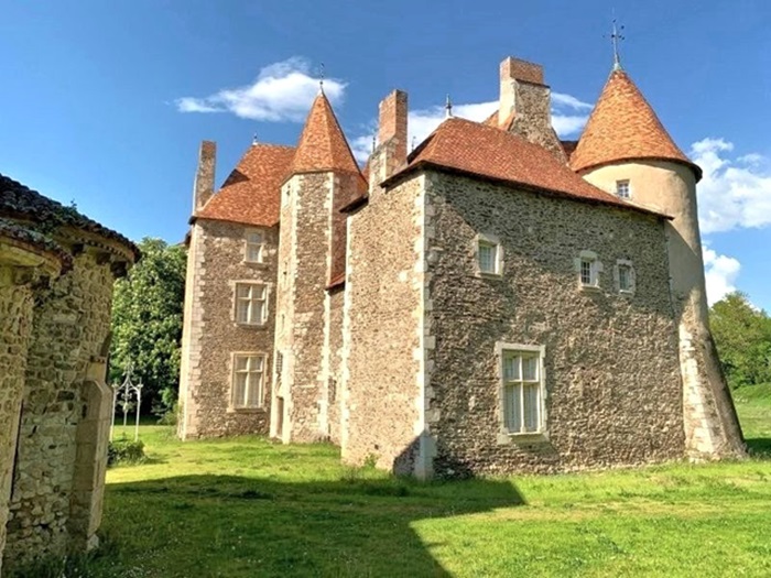 achat vente Château Médiéval et Renaissance a vendre  Monument Historique , dépendances, chapelle MH Nord Puy de Dôme  PUY DE DOME AUVERGNE