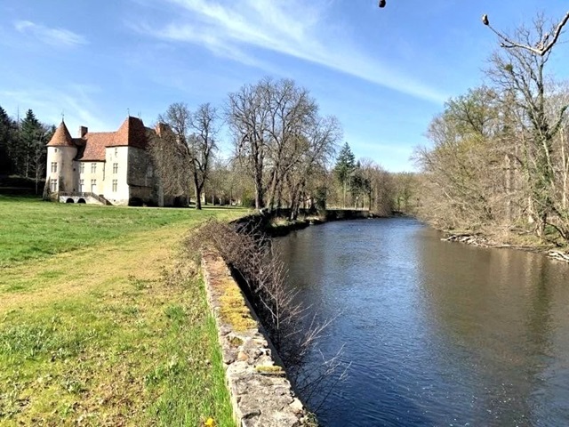 achat vente Château Médiéval et Renaissance a vendre  Monument Historique , dépendances, chapelle MH Nord Puy de Dôme  PUY DE DOME AUVERGNE