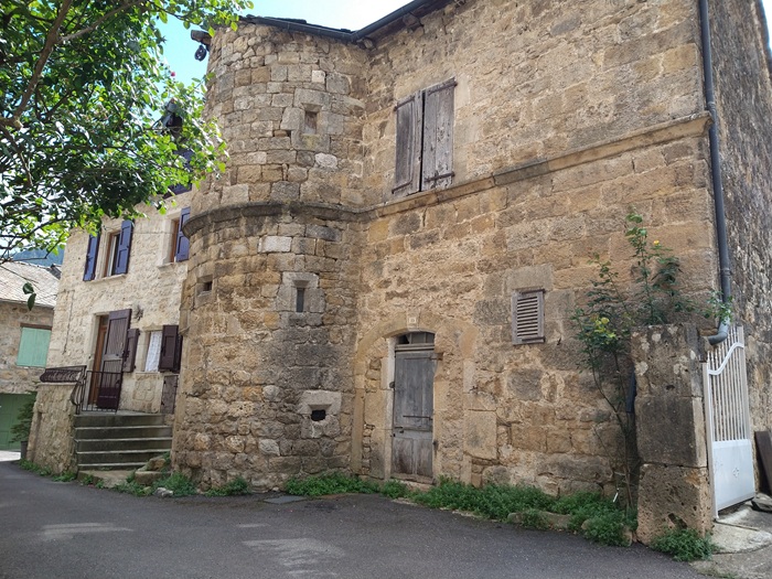 achat vente Ancienne Maison-Forte a vendre  ISMH en totalité à restaurer , grandes caves, puits Mende  à 25 mn, dans un village historique, jolies vues LOZERE LANGUEDOC ROUSSILLON