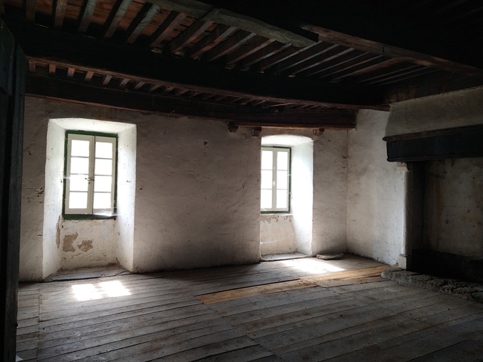 achat vente Ancienne Maison-Forte a vendre  ISMH en totalité à restaurer , grandes caves, puits Mende  à 25 mn, dans un village historique, jolies vues LOZERE LANGUEDOC ROUSSILLON