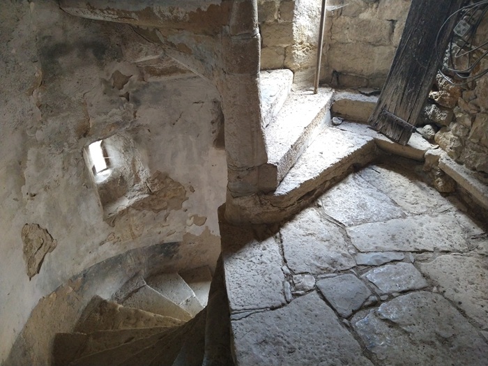 achat vente Ancienne Maison-Forte a vendre  ISMH en totalité à restaurer , grandes caves, puits Mende  à 25 mn, dans un village historique, jolies vues LOZERE LANGUEDOC ROUSSILLON