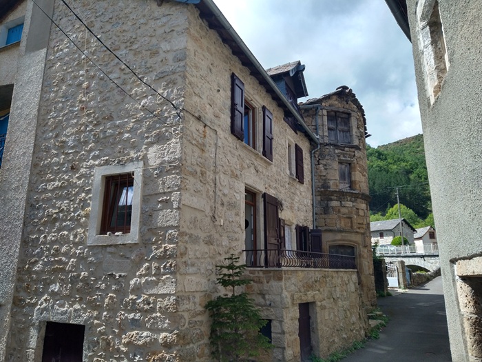 achat vente Ancienne Maison-Forte a vendre  ISMH en totalité à restaurer , grandes caves, puits Mende  à 25 mn, dans un village historique, jolies vues LOZERE LANGUEDOC ROUSSILLON