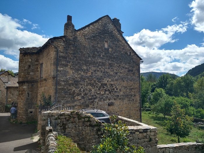 achat vente Ancienne Maison-Forte a vendre  ISMH en totalité à restaurer , grandes caves, puits Mende  à 25 mn, dans un village historique, jolies vues LOZERE LANGUEDOC ROUSSILLON