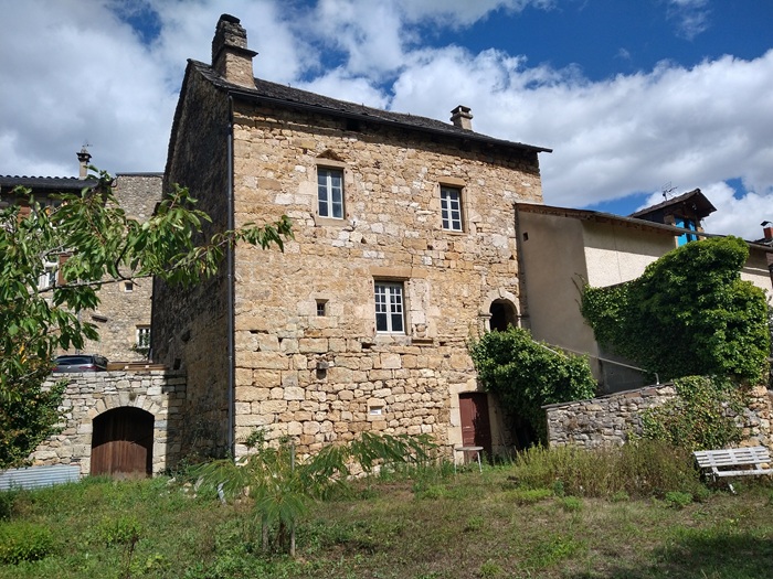 achat vente Ancienne Maison-Forte a vendre  ISMH en totalité à restaurer , grandes caves, puits Mende  à 25 mn, dans un village historique, jolies vues LOZERE LANGUEDOC ROUSSILLON
