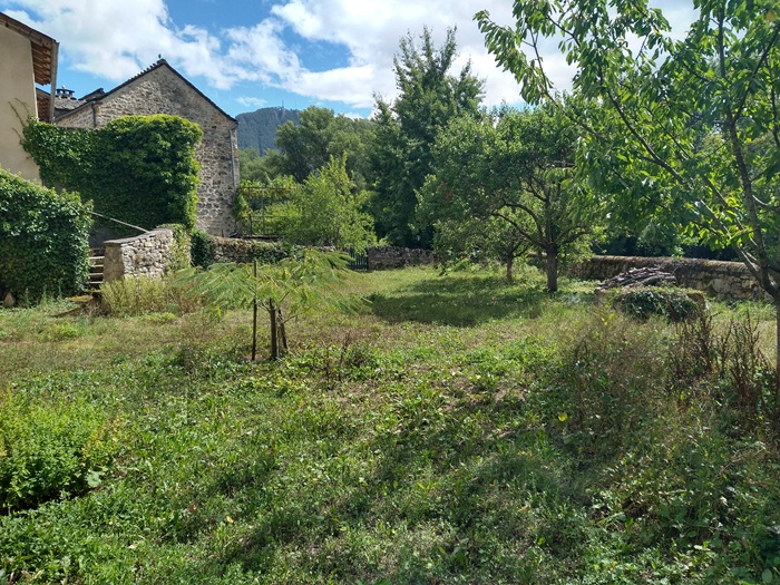 achat vente Ancienne Maison-Forte a vendre  ISMH en totalité à restaurer , grandes caves, puits Mende  à 25 mn, dans un village historique, jolies vues LOZERE LANGUEDOC ROUSSILLON