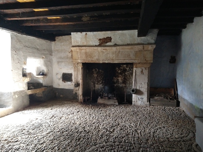 achat vente Ancienne Maison-Forte a vendre  ISMH en totalité à restaurer , grandes caves, puits Mende  à 25 mn, dans un village historique, jolies vues LOZERE LANGUEDOC ROUSSILLON