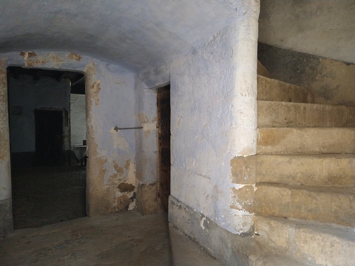 achat vente Ancienne Maison-Forte a vendre  ISMH en totalité à restaurer , grandes caves, puits Mende  à 25 mn, dans un village historique, jolies vues LOZERE LANGUEDOC ROUSSILLON