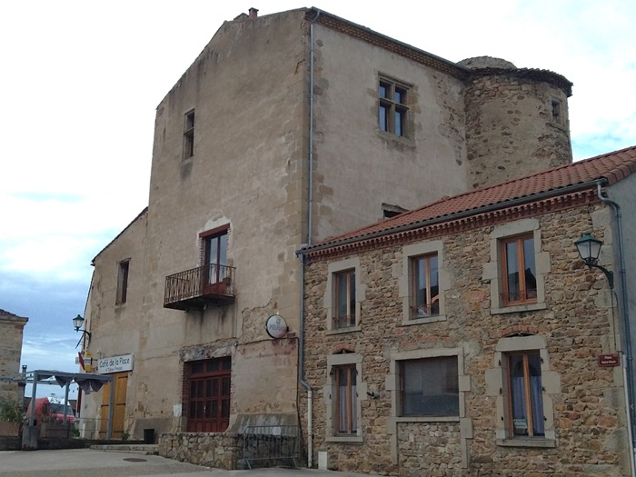 achat vente Ancien Donjon Médiéval a vendre  à finir de restaurer , dépendance, terrasse Clermont-Ferrand  à 30 mn, 15 mn A75, cœur de village avec vues PUY DE DOME AUVERGNE