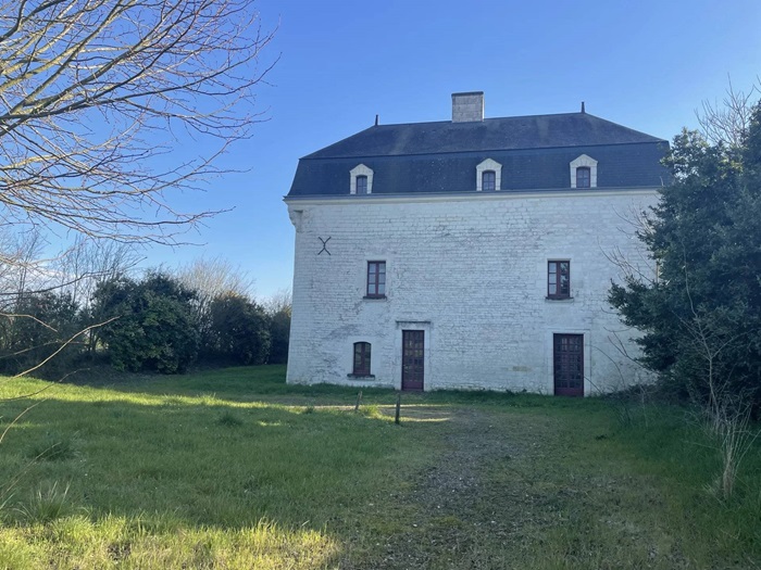 achat vente Ancienne Maison-Forte a vendre  à restaurer , dépendances Poitiers  à 40 mn, (TGV Paris 1h), en campagne, sans nuisances VIENNE POITOU CHARENTES