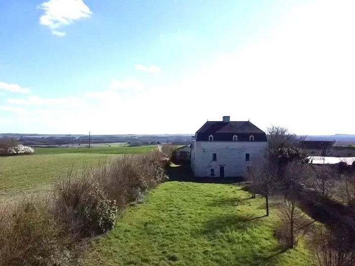 achat vente Ancienne Maison-Forte a vendre  à restaurer , dépendances Poitiers  à 40 mn, (TGV Paris 1h), en campagne, sans nuisances VIENNE POITOU CHARENTES