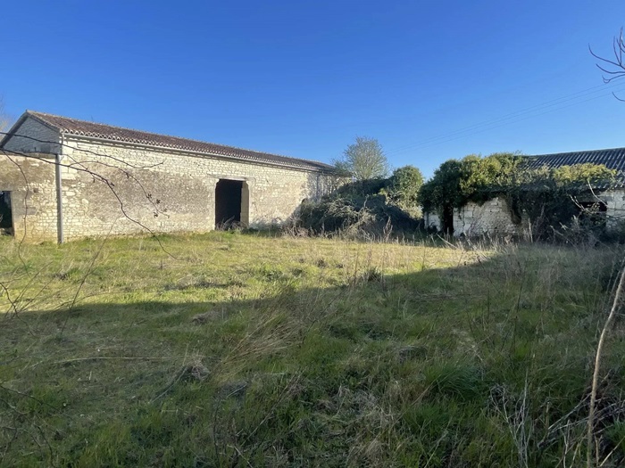 achat vente Ancienne Maison-Forte a vendre  à restaurer , dépendances Poitiers  à 40 mn, (TGV Paris 1h), en campagne, sans nuisances VIENNE POITOU CHARENTES