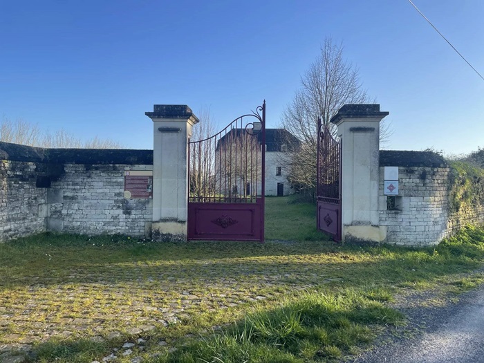 achat vente Ancienne Maison-Forte a vendre  à restaurer , dépendances Poitiers  à 40 mn, (TGV Paris 1h), en campagne, sans nuisances VIENNE POITOU CHARENTES