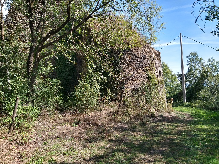 achat vente partie de forteresse a vendre  en ruine  Clermont-Ferrand  à 35 mn, 15 mn A89, en position dominante PUY DE DOME AUVERGNE