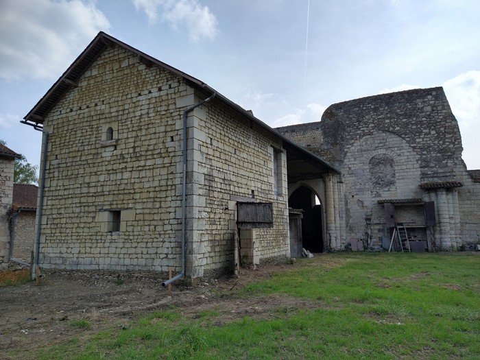 achat vente Ancien Couvent a vendre  à restaurer , four à pain, puits Poitiers  à 55 mn, TGV à 45 mn (Paris 1h20), en bordure du village VIENNE POITOU CHARENTES