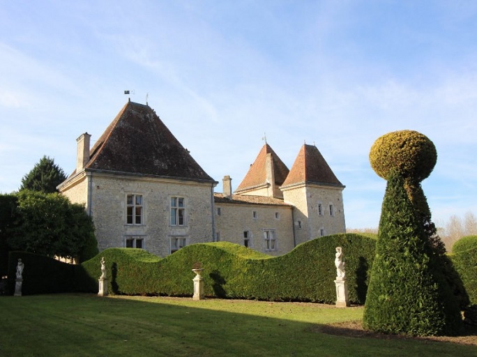 achat vente Château Médiéval a vendre  ISMH , dépendances Bordeaux , à 1 h, environnement calme, sans nuisance GIRONDE AQUITAINE