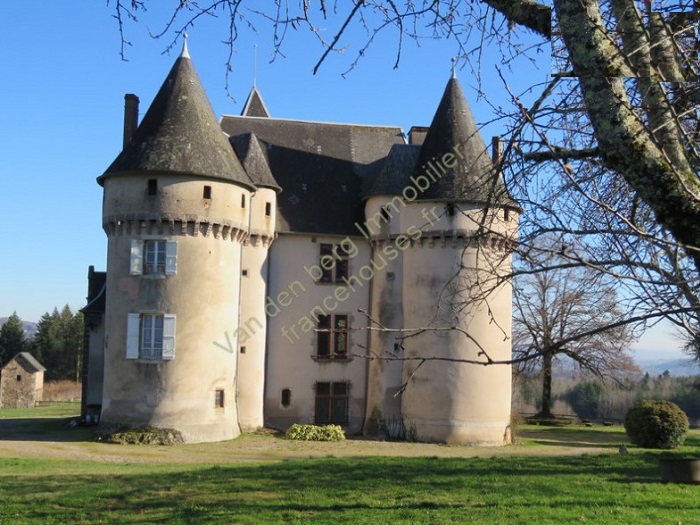 achat vente Château Médiéval a vendre  à restaurer , dépendances Objat , position dominante CORREZE LIMOUSIN