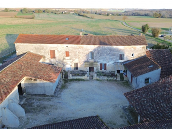 achat vente Ancien Logis Médiéval a vendre  à rafraichir , dépendances, ancienne distillerie Villebois Lavalette , à 5 minutes CHARENTE POITOU CHARENTES