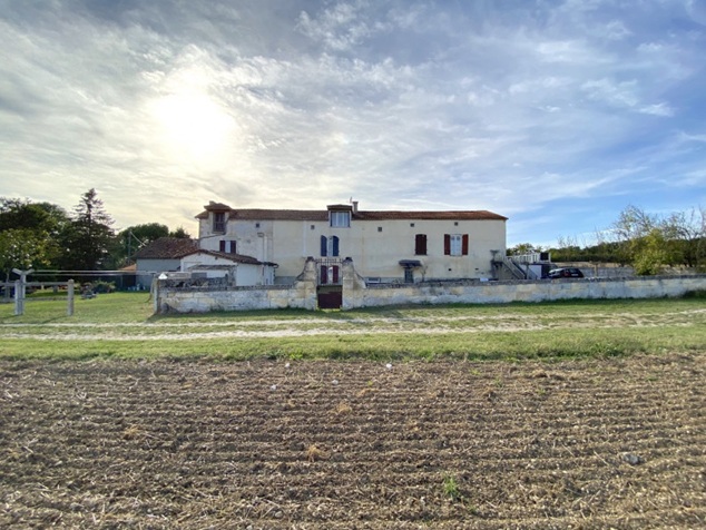 achat vente Ancien Logis Médiéval a vendre  à rafraichir , dépendances, ancienne distillerie Villebois Lavalette , à 5 minutes CHARENTE POITOU CHARENTES