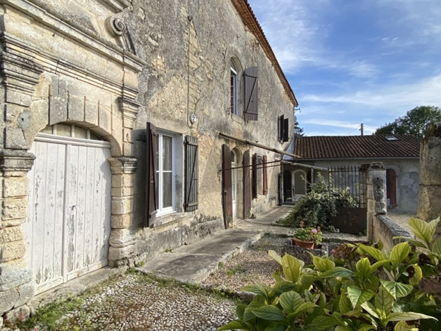 achat vente Ancien Logis Médiéval a vendre  à rafraichir , dépendances, ancienne distillerie Villebois Lavalette , à 5 minutes CHARENTE POITOU CHARENTES