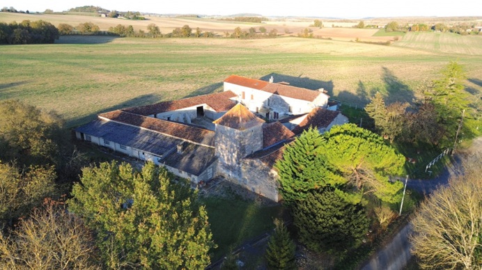 achat vente Ancien Logis Médiéval a vendre  à rafraichir , dépendances, ancienne distillerie Villebois Lavalette , à 5 minutes CHARENTE POITOU CHARENTES