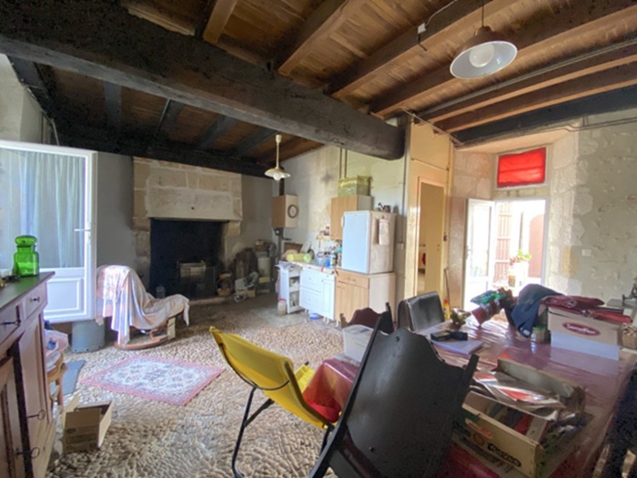 achat vente Ancien Logis Médiéval a vendre  à rafraichir , dépendances, ancienne distillerie Villebois Lavalette , à 5 minutes CHARENTE POITOU CHARENTES