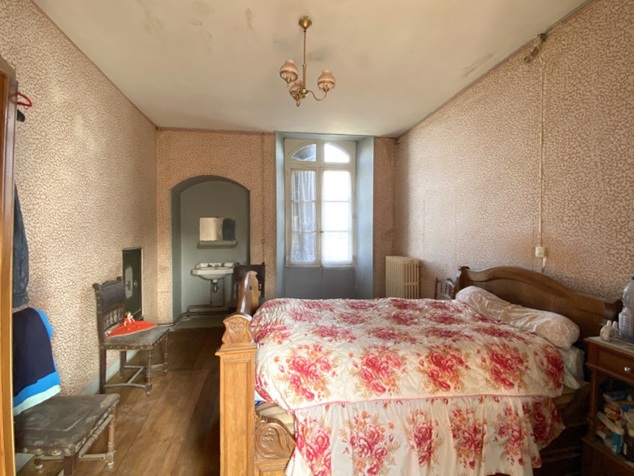 achat vente Ancien Logis Médiéval a vendre  à rafraichir , dépendances, ancienne distillerie Villebois Lavalette , à 5 minutes CHARENTE POITOU CHARENTES