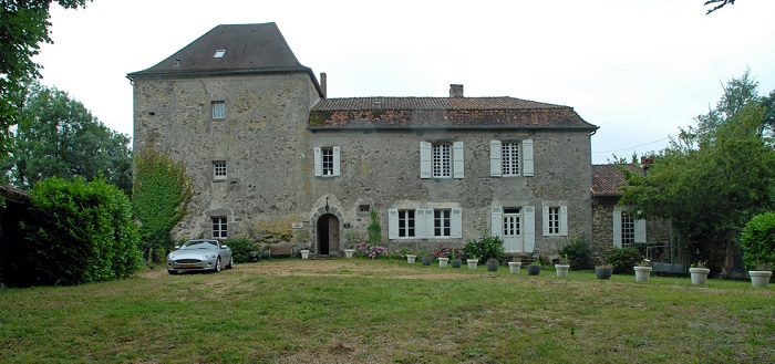 achat vente Château avec Donjon Médiéval et Logis a vendre  entièrement restauré , dépendance, piscine Saint Jory de Chalais , cadre très tranquille et privé DORDOGNE AQUITAINE