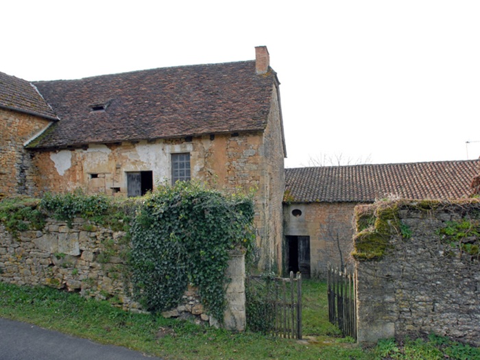 achat vente Logis Médiéval a vendre  à restaurer , dépendances Granges d'Ans , dans un hameau, 10mn d’Hautefort, 30mn de Brive DORDOGNE AQUITAINE
